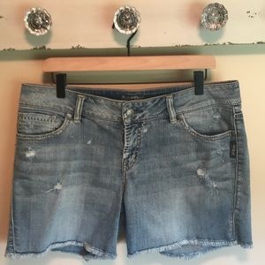 SILVER JEANS WOMEN’S SUKI SHORTS, SIZE 32.